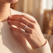 Solitaire diamant rond 1.50 or blanc Carina porté